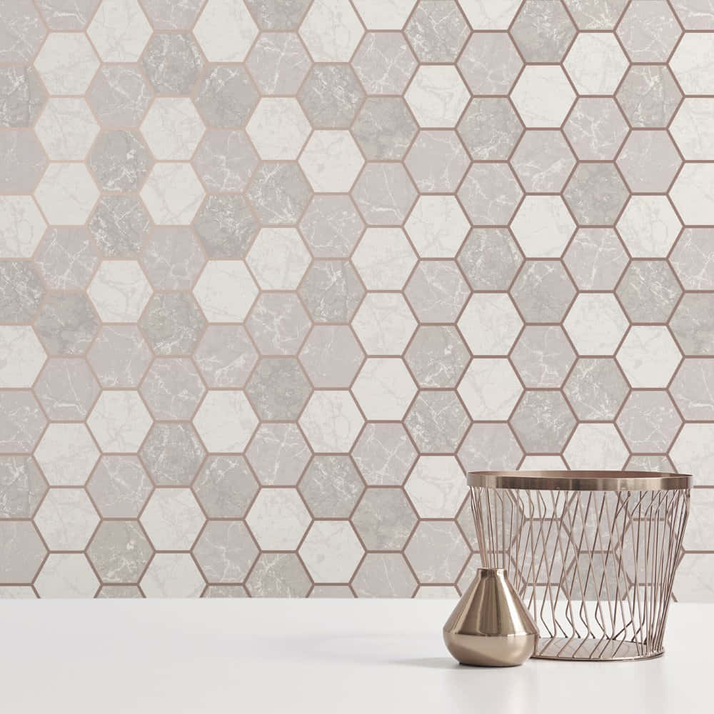 Bathroom Decor 桌布 壁紙 — 白色表面上的六角形大理石紋理壁紙，搭配玫瑰金色填縫劑和現代金屬裝飾。