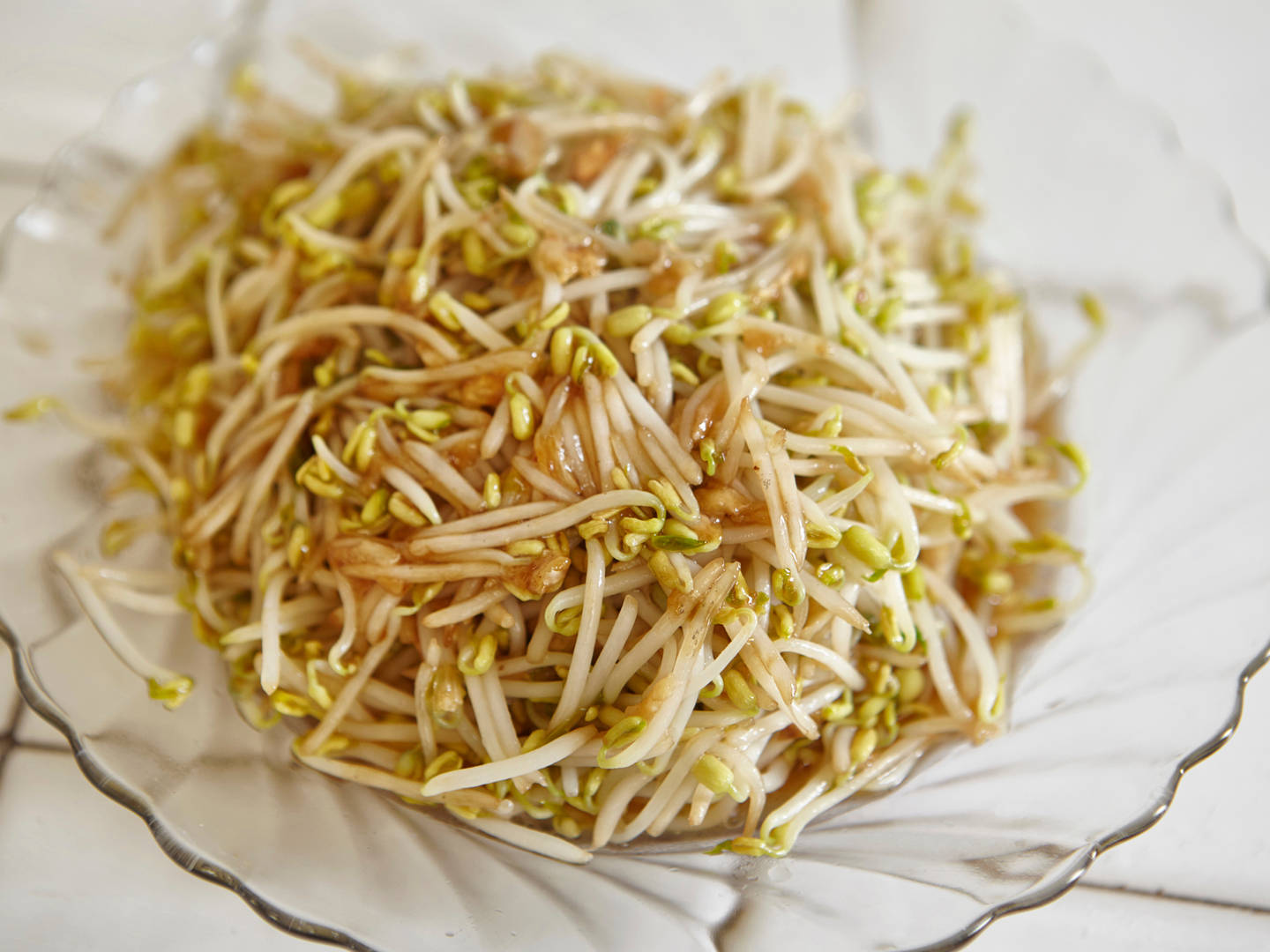 beans 桌布 壁紙 — 白色表面上透明玻璃碗中閃閃發光的豆芽特寫。