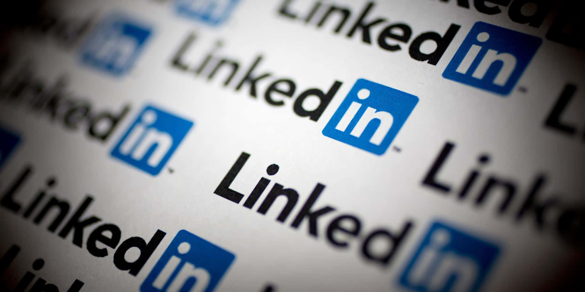 白色背景上重複的LinkedIn標誌，淺景深。 — Valorant Logo 壁紙