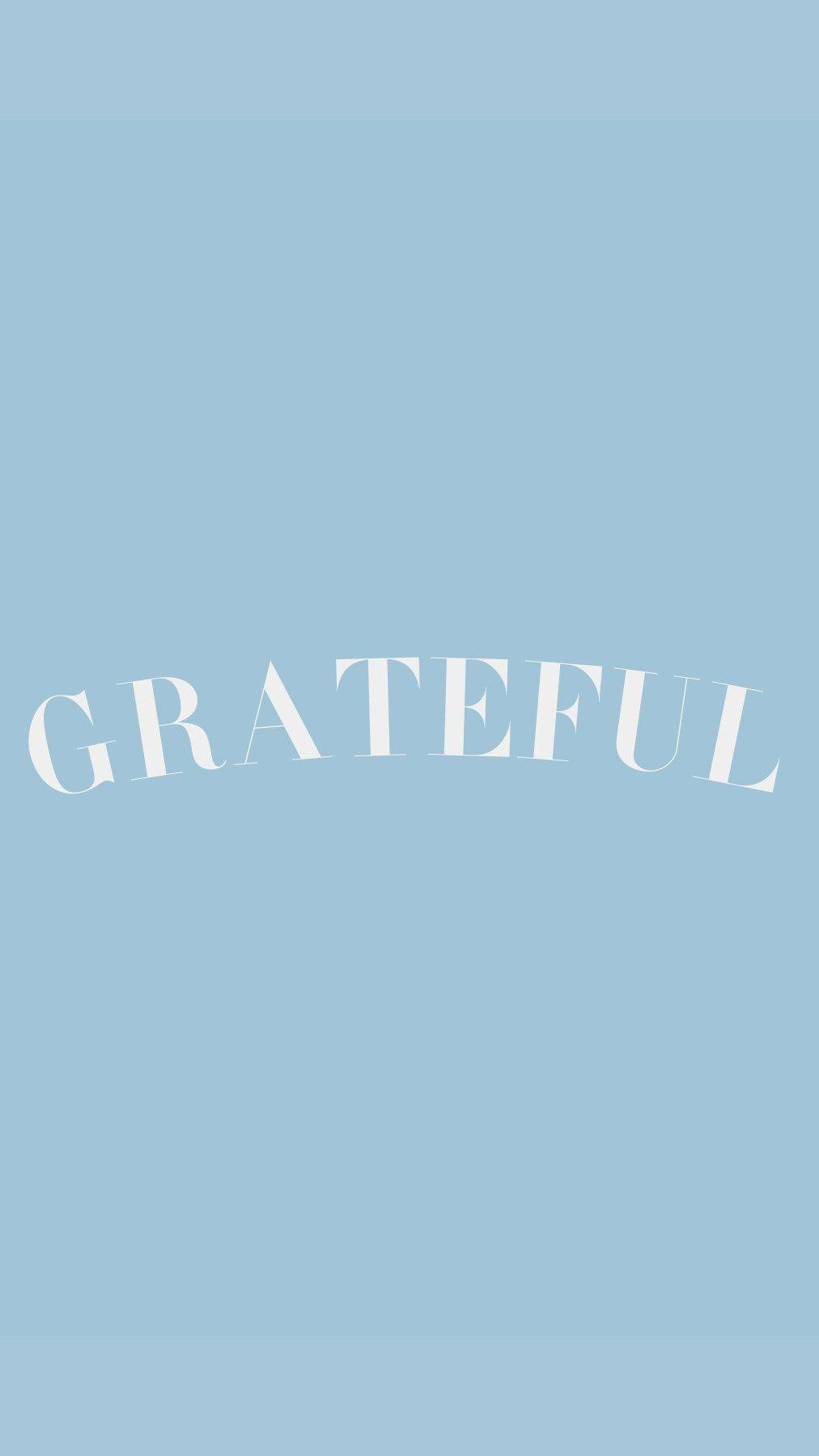 iPhone 桌布 壁紙 — 白色襯線字體「grateful」一詞在柔和的藍色漸變背景上輕輕彎曲。