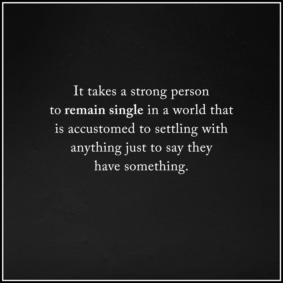 Motivational Quotes 桌布 壁紙 — 白色襯線文字在紋理黑色背景上，讀取關於保持單身力量的引言。