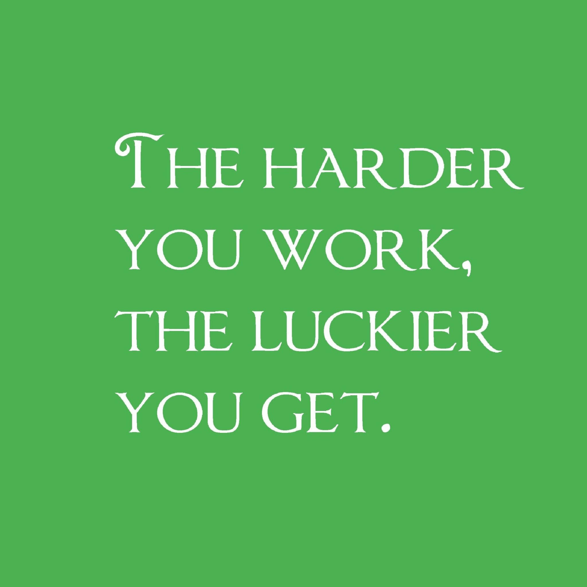 Motivational Quotes 桌布 壁紙 — 白色襯線文字在純綠色背景上寫著「越努力，越幸運」。