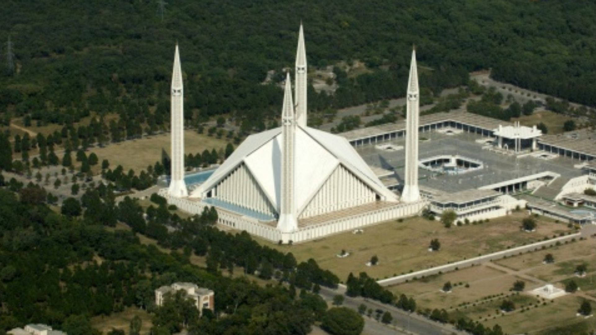 Pakistan 桌布 壁紙 — 白色費薩爾清真寺的鳥瞰圖，四座高聳的宣禮塔被綠樹和開闊場地環繞。