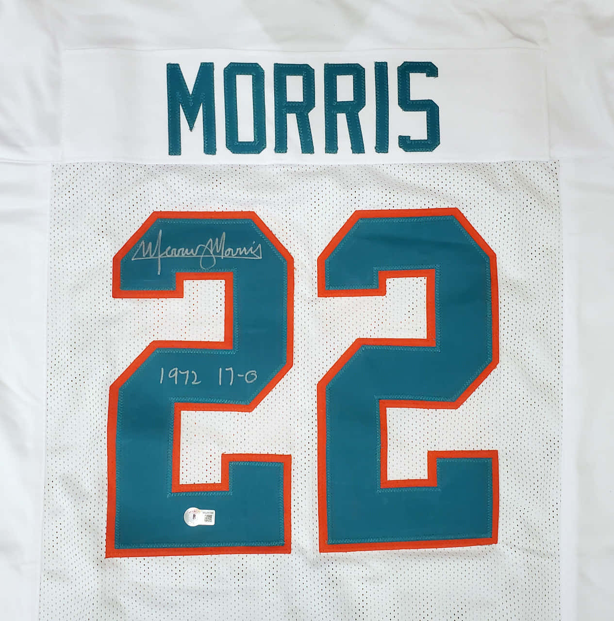 足球 桌布 壁紙 — 白色足球球衣特寫，上面有青綠色和橙色的 'MORRIS' 及號碼 '22'，附有球員簽名及日期 1972 年。