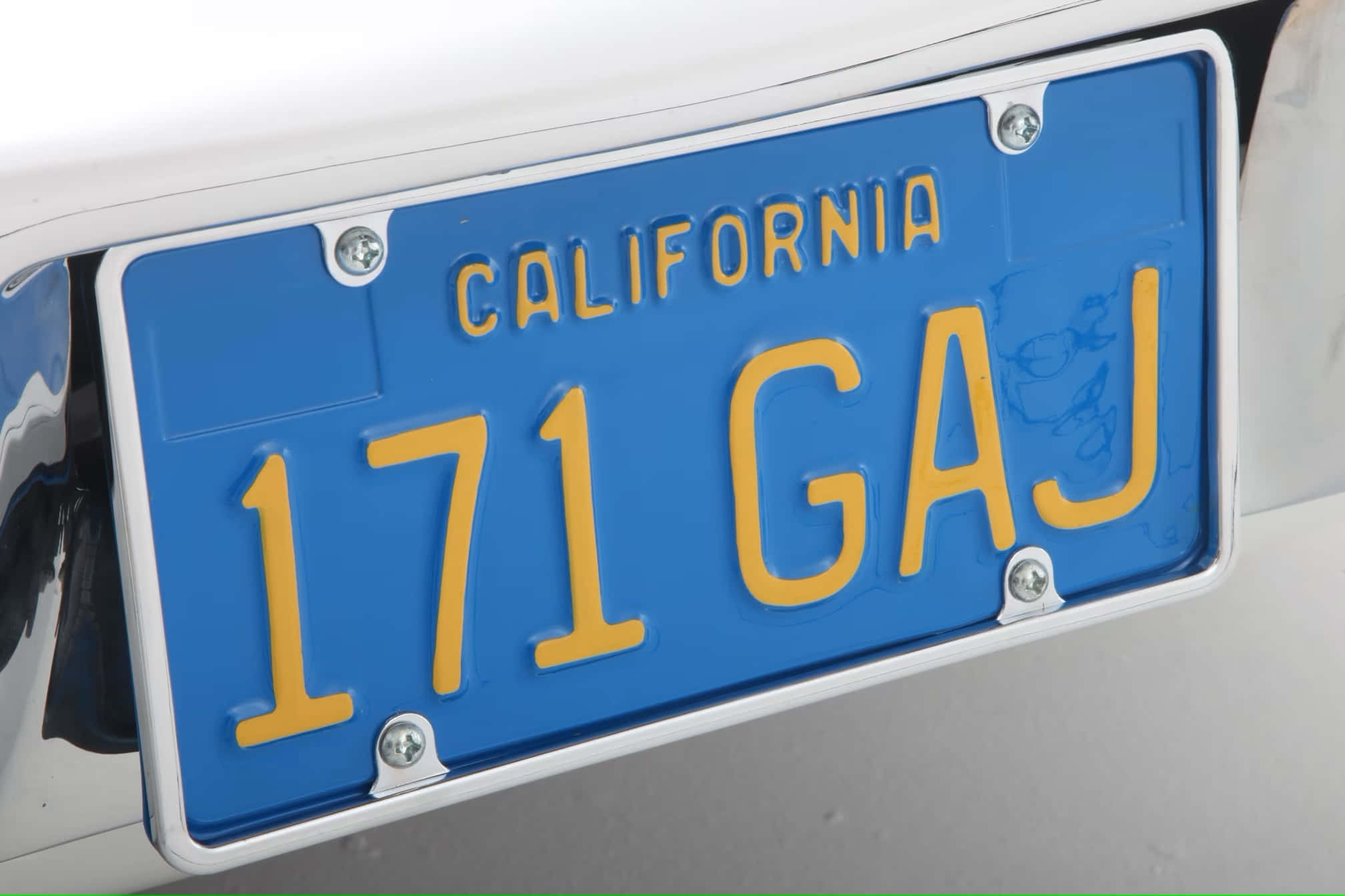License Plate 桌布 壁紙 — 白色車上安裝的加州車牌特寫，車牌為藍底黃字。