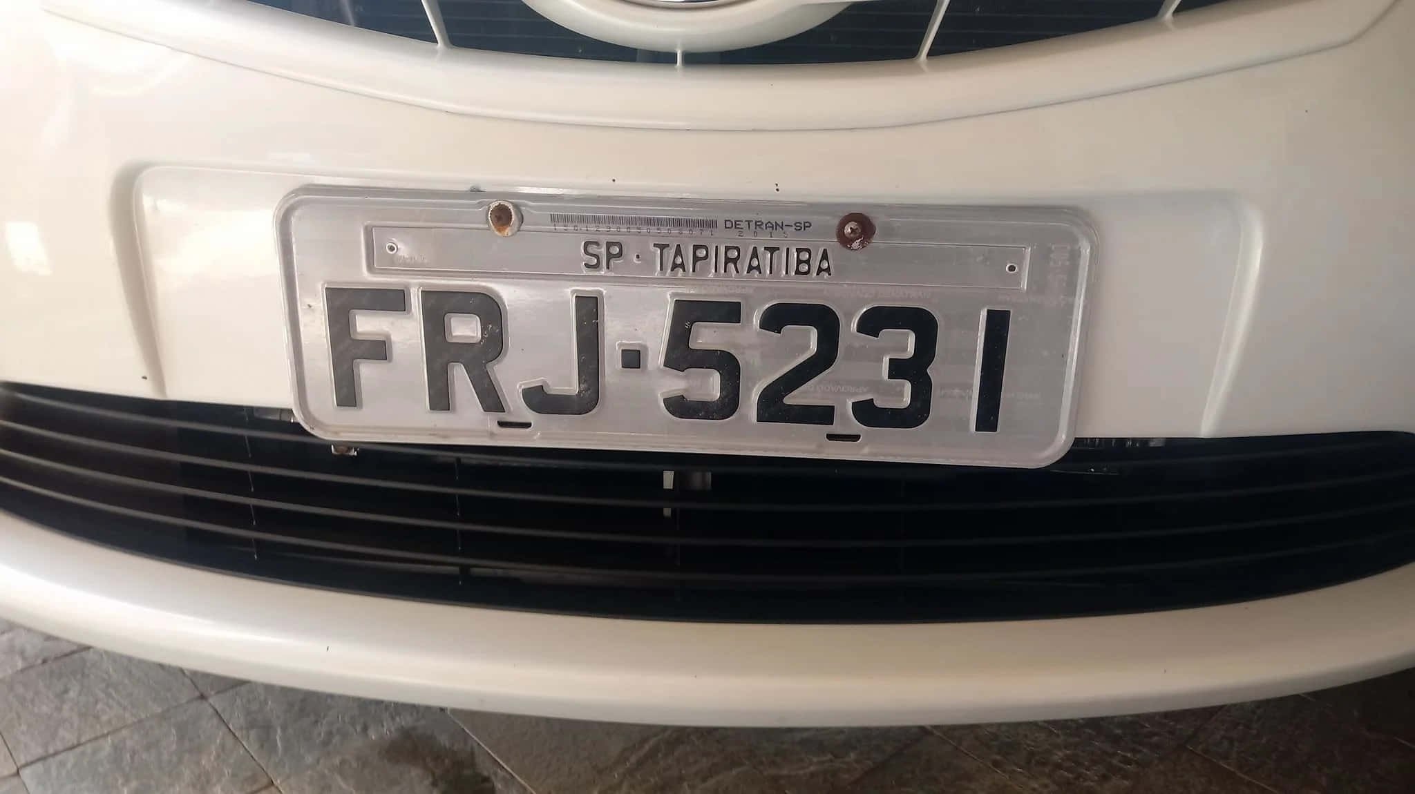 Car License Plate 桌布 壁紙 — 白色車前保險桿的特寫，顯示帶有 SP TAPIRATIBA 登記的巴西車牌。