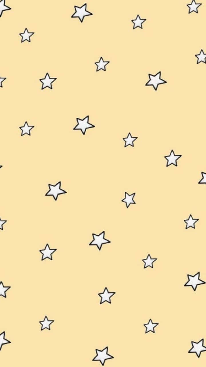 Cute Stars 桌布 壁紙 — 白色輪廓星星散落在柔軟的黃色背景上，形成俏皮的重複圖案。