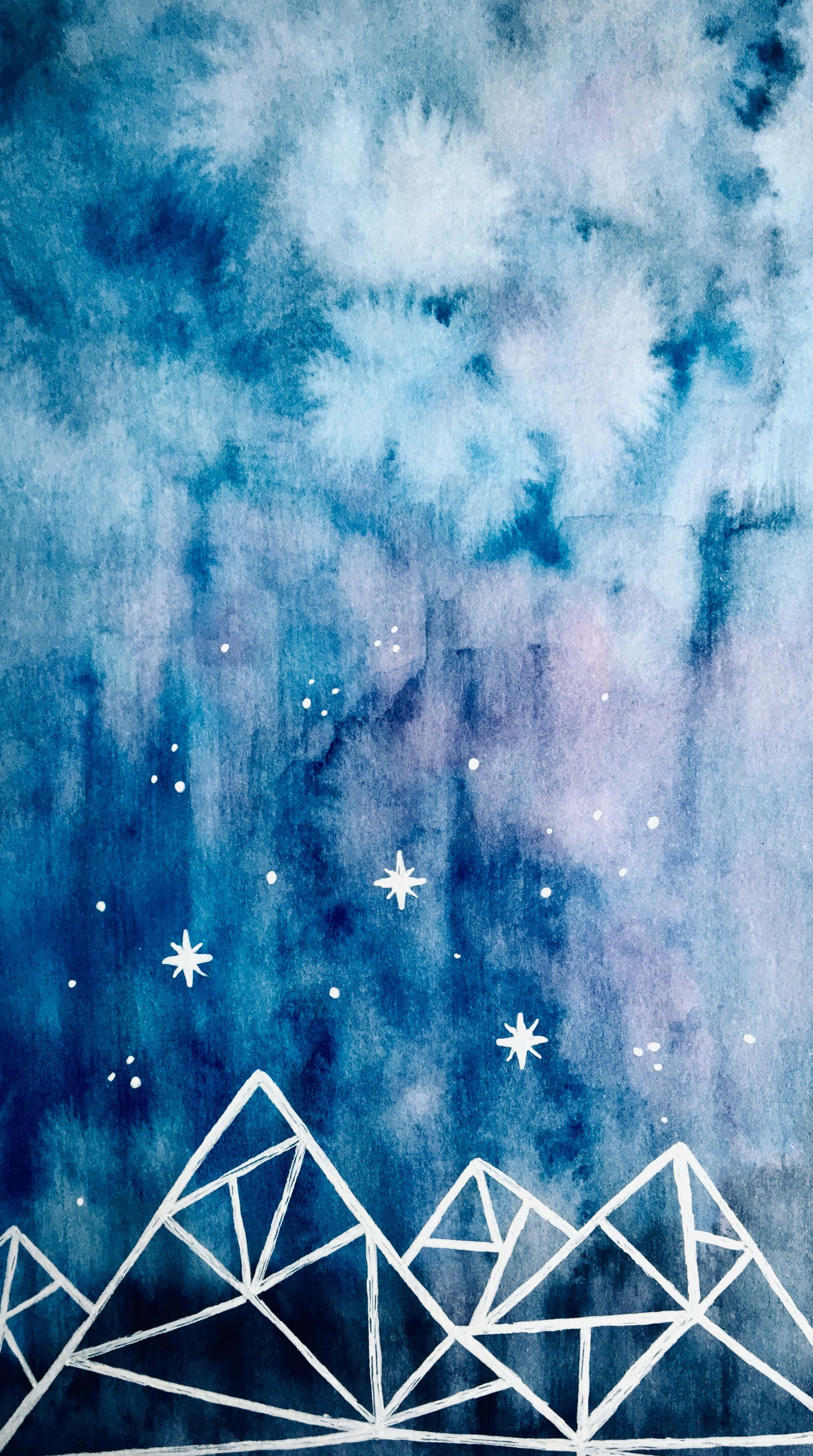 Starry Sky 桌布 壁紙 — 白色輪廓的幾何山峰在點綴星星的夢幻藍色水彩天空中聳立。
