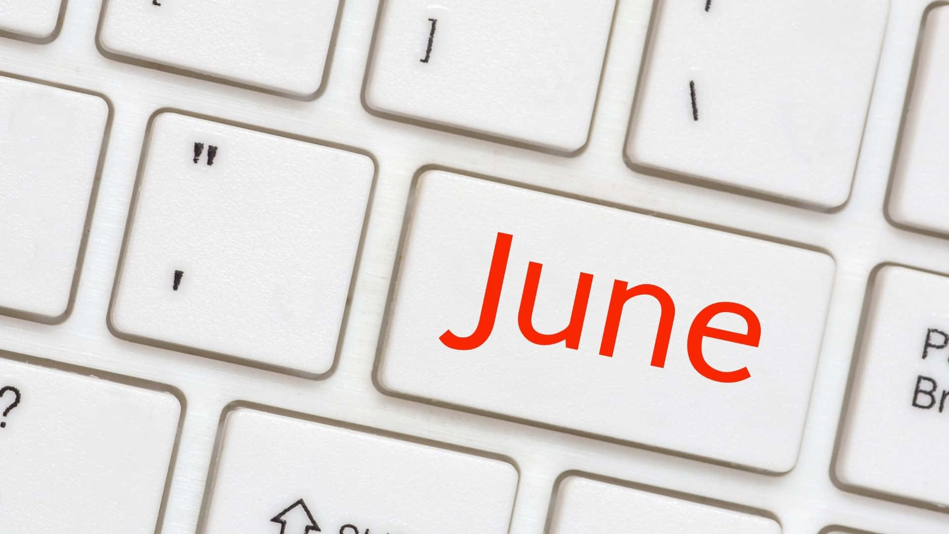 June 桌布 壁紙 — 白色鍵盤按鍵的特寫，上面用粗體紅色字母寫著June。