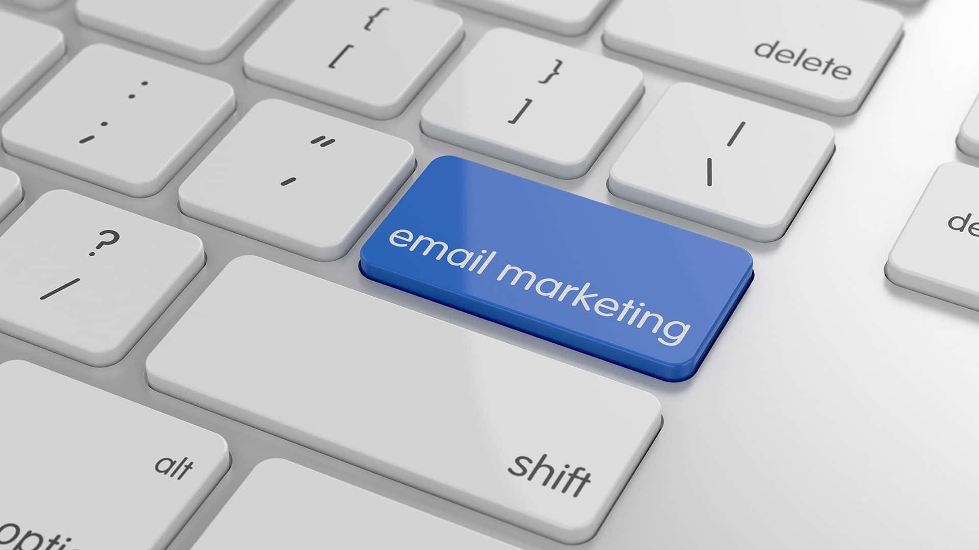 Email 桌布 壁紙 — 白色鍵盤的特寫，有一個突出的藍色按鍵標示為電子郵件行銷。