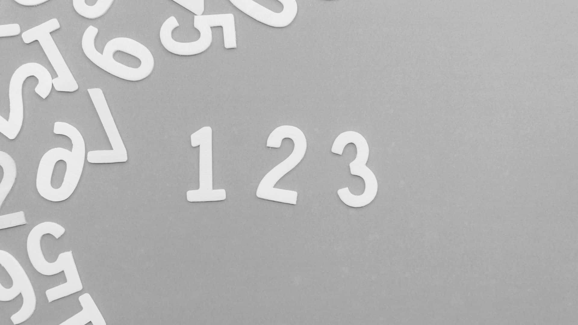 Black And White Number 桌布 壁紙 — 白色鏤空數字散落在有紋理的灰色表面上，123 突出地居中。