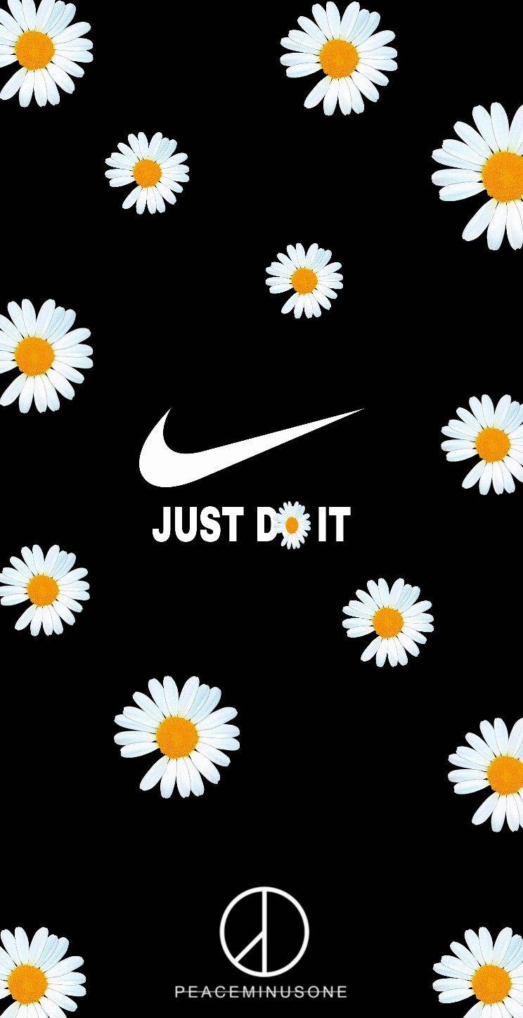 peaceminusone 桌布 壁紙 — 白色雛菊帶黃色花心漂浮在黑色背景上，圍繞著Nike勾勾和「JUST DO IT」標語。