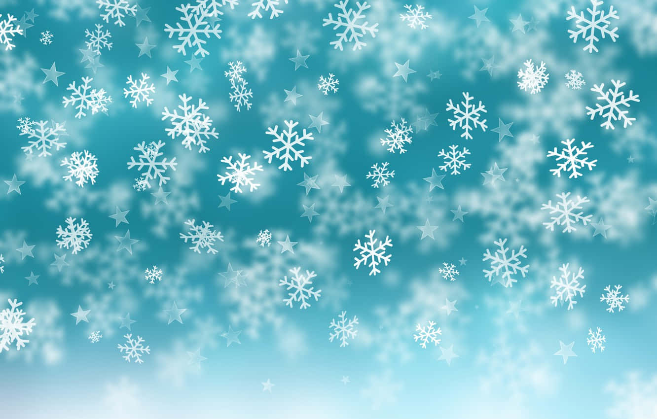 Snowflakes 桌布 壁紙 — 白色雪花和星星在柔和漸變的藍綠色天空中輕輕飄動，帶有模糊的雲狀紋理。
