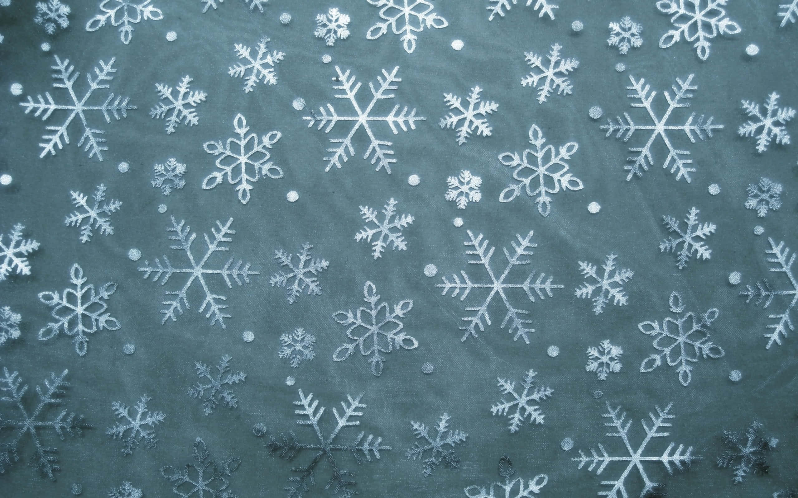 雪花 桌布 壁紙 — 白色雪花圖案和小圓點點綴在帶有紋理的青綠色布料表面。