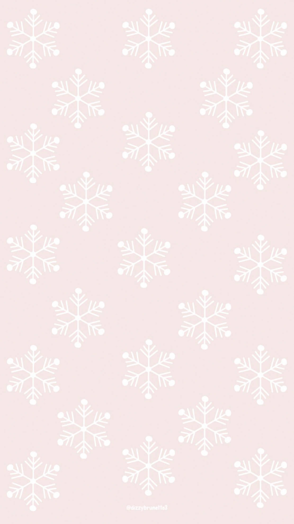 Cute Winter iPhone 桌布 壁紙 — 白色雪花在柔和的粉紅色背景上以重複圖案輕輕飄浮。