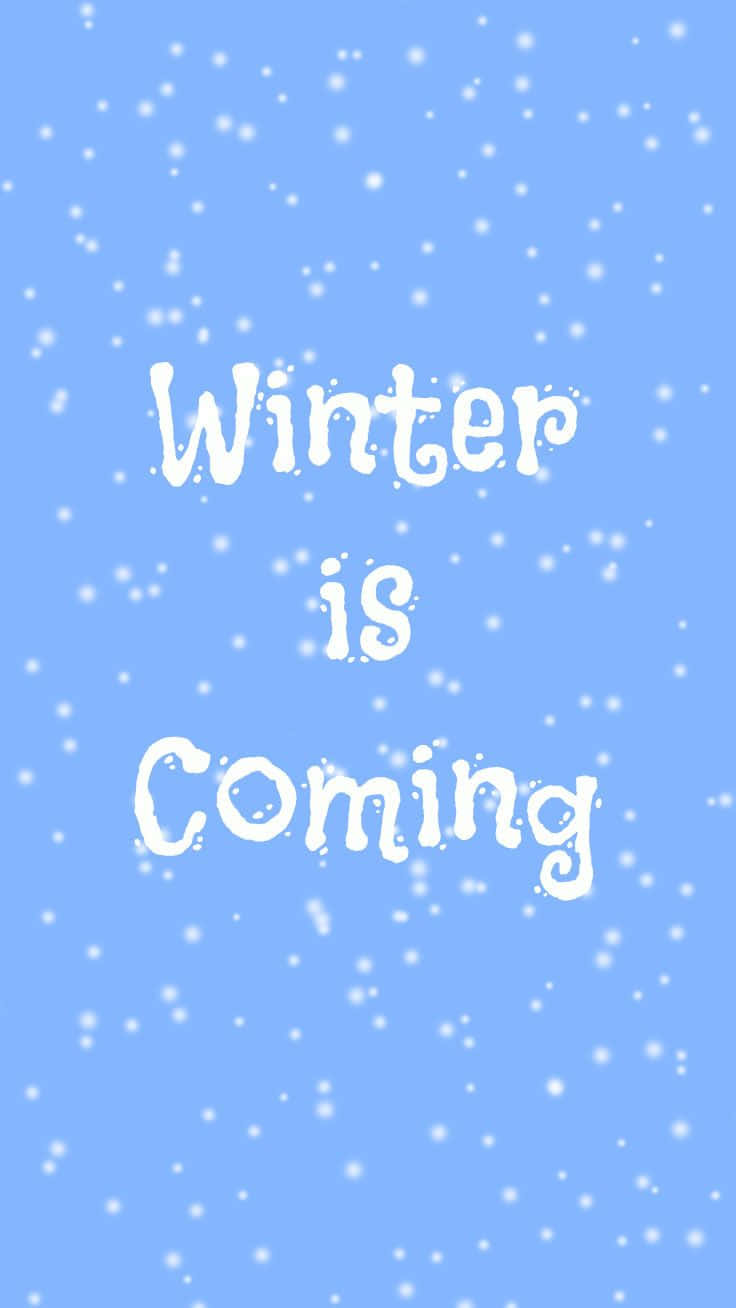 Winter Phone 桌布 壁紙 — 白色雪花在柔和的藍天下飄落，並以雪白的字體寫著 Winter is Coming。