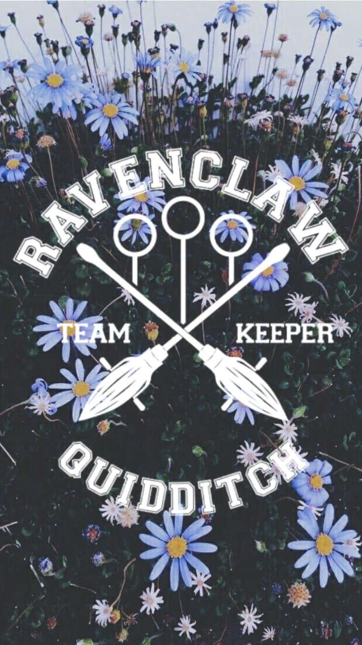 The Hogwarts Quidditch Team 桌布 壁紙 — 白色雷文克勞魁地奇球隊標誌，帶有交叉的掃帚和學院符號，背景是藍色和白色的雛菊花田。