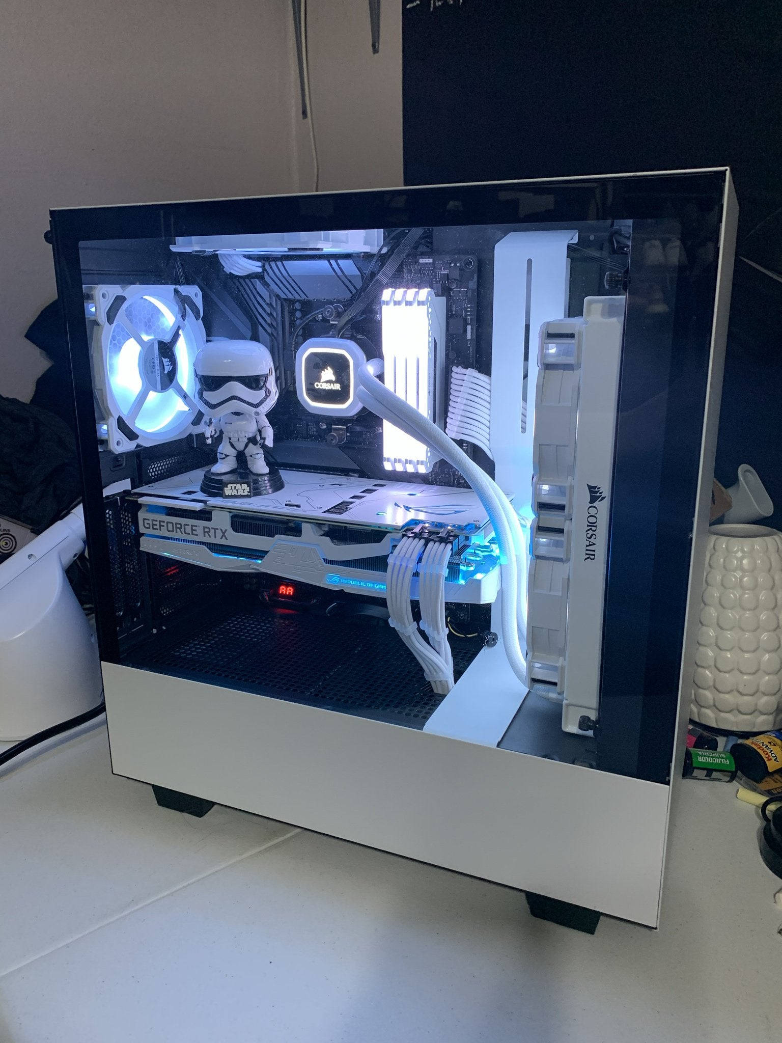 White Pc 桌布 壁紙 — 白色電腦機殼搭配玻璃側板，露出發光藍色內部零件及GPU上的星際大戰白兵人偶。