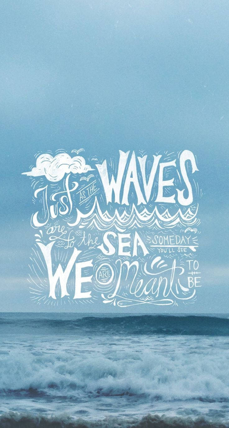 勵志語錄 桌布 壁紙 — 白色風格化字體寫著「Just as the waves are to the sea we are meant to be」，背景是藍色海洋、翻滾海浪和淡色天空。