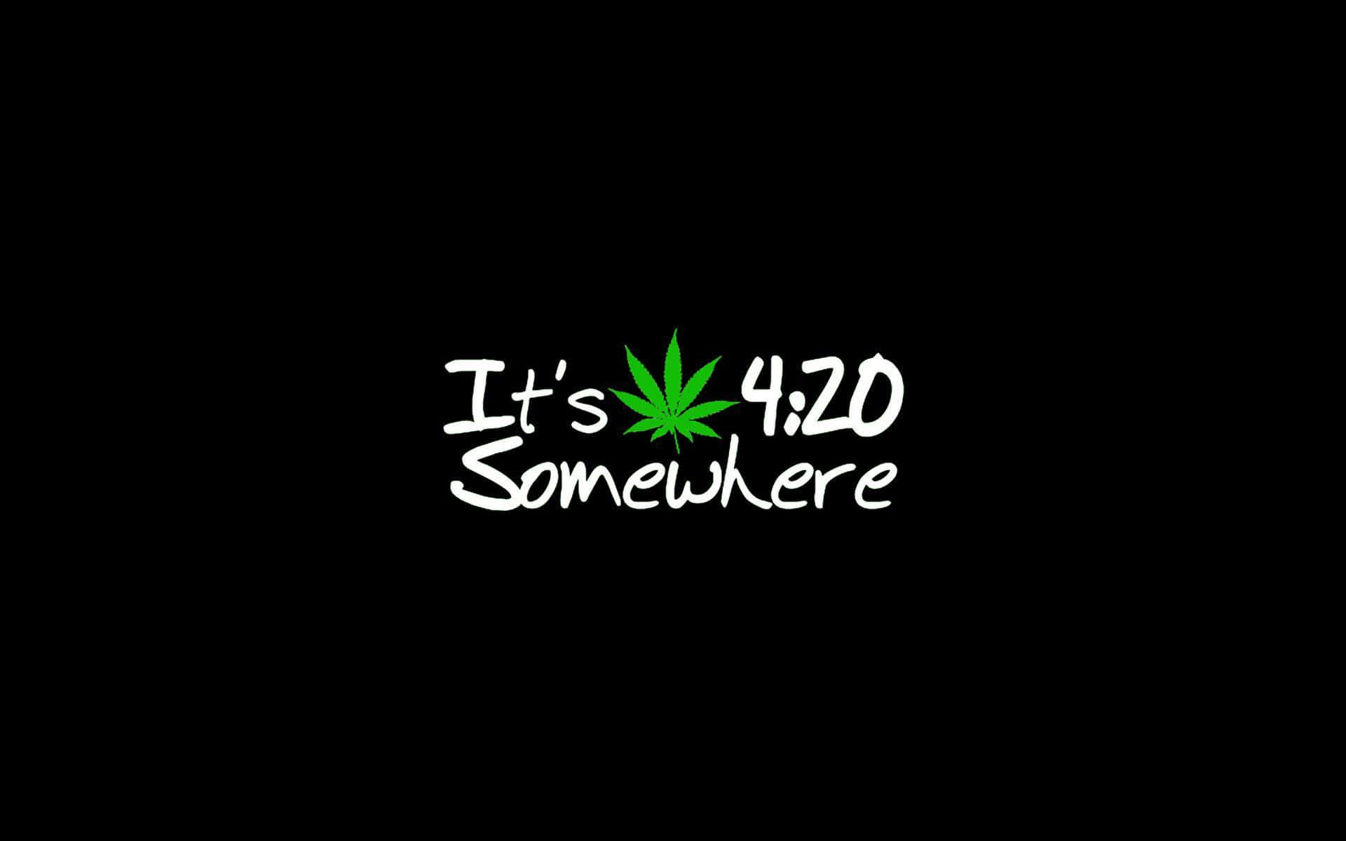 420 桌布 壁紙 — 白色風格化文字寫著「It's 4:20 Somewhere」，在「It's」和「4:20」之間有一片綠色大麻葉，背景為純黑色。