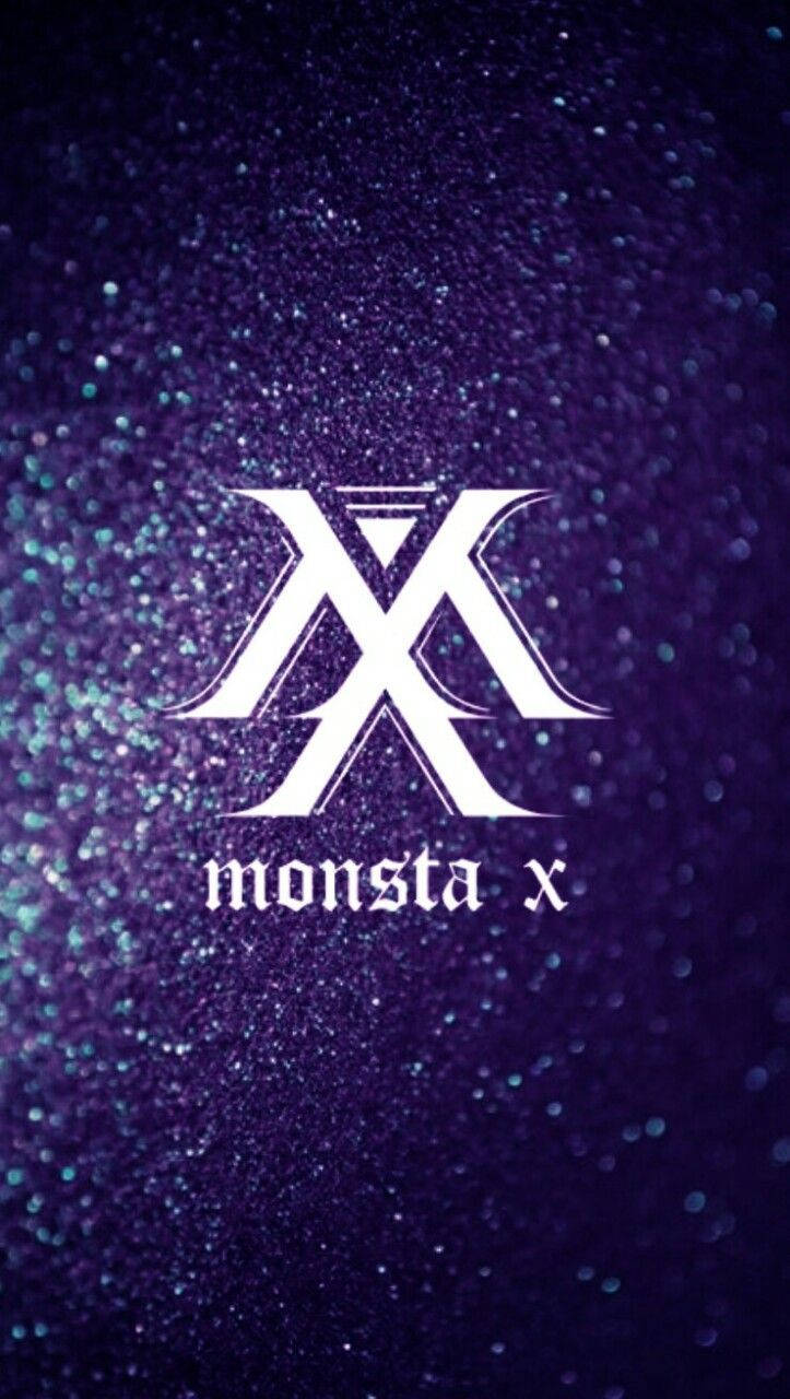 K-pop 桌布 壁紙 — 白色風格化的「X」標誌和「monsta x」文字在閃爍的深紫色和藍綠色閃粉背景上發光。
