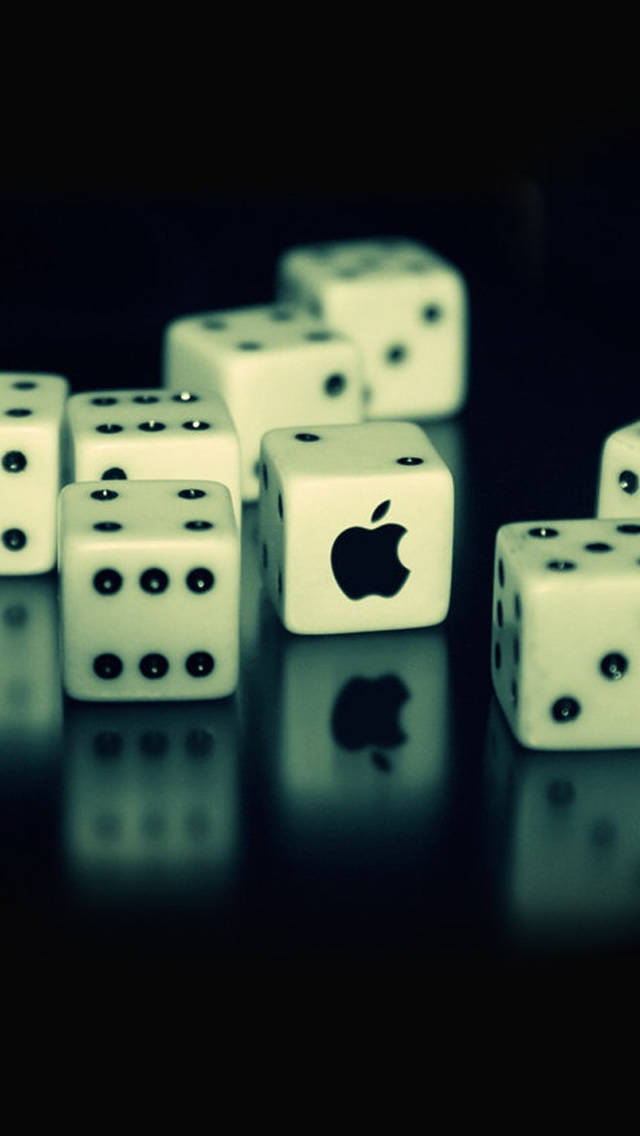 3D iPhone 壁紙 桌布 壁紙 — 白色骰子，其中一面有Apple標誌，散落在黑暗反光表面上，在情緒化燈光下。