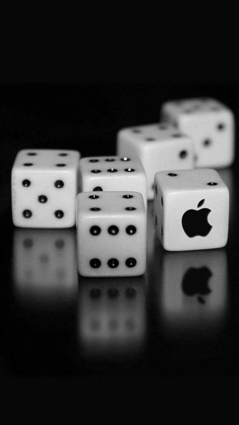 黑白 桌布 壁紙 — 白色骰子，其中一顆骰子上有Apple標誌，放置在反光的黑色表面上，單色特寫。