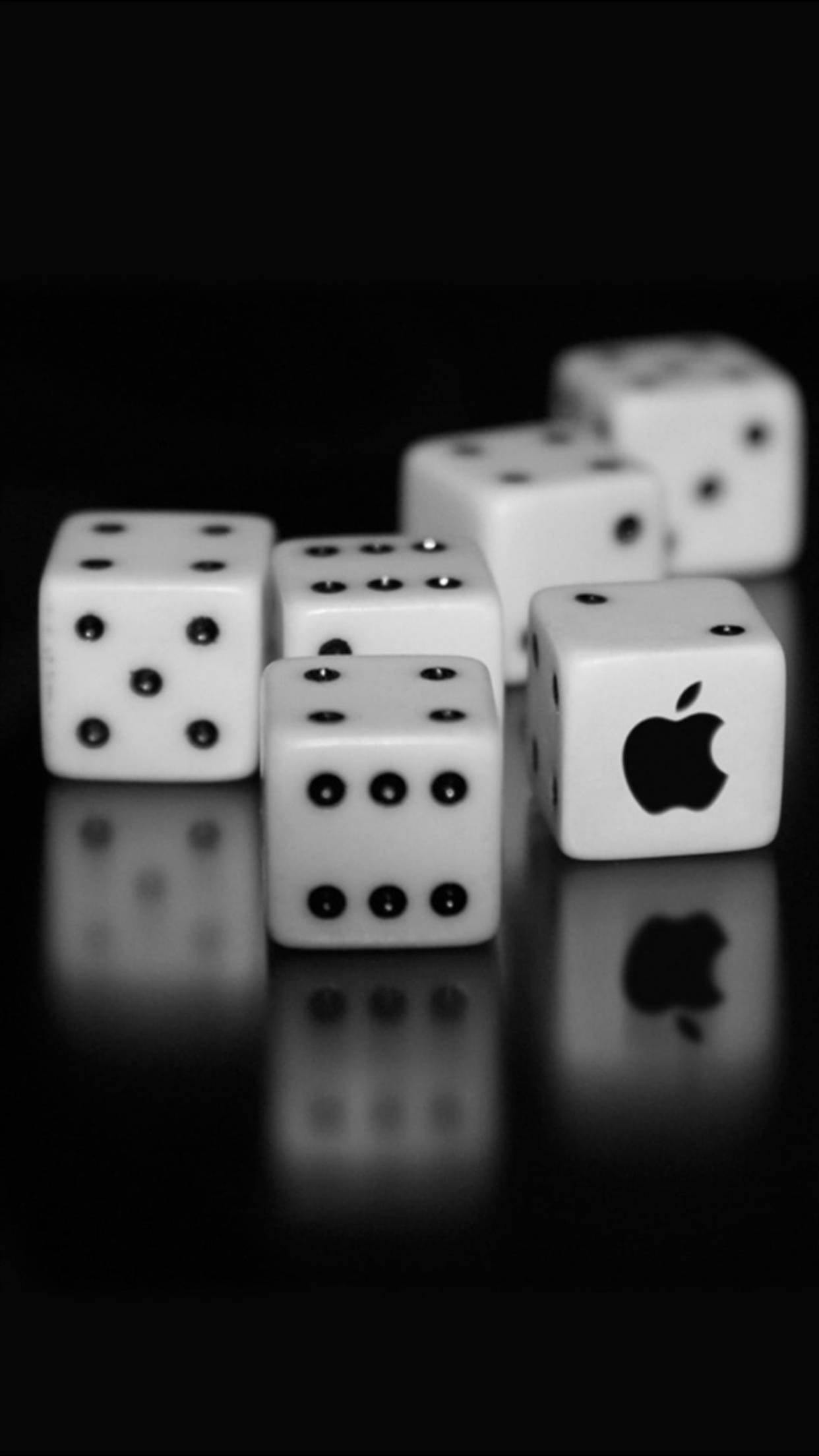 Dice 桌布 壁紙 — 白色骰子上有Apple標誌，其中一顆骰子放在反光的黑色表面上，單色特寫。