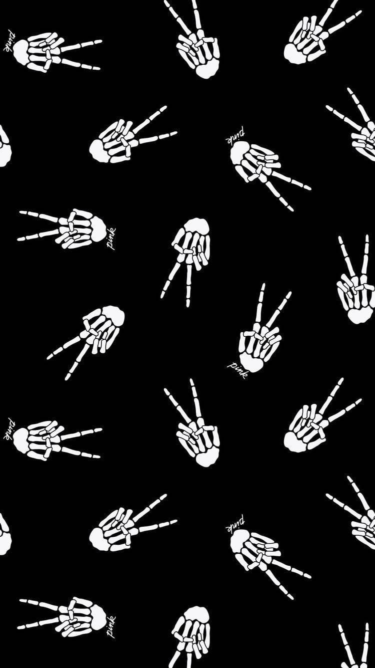 Skeleton Hands 桌布 壁紙 — 白色骷髏手做出和平手勢，在 stark 黑色背景上重複，帶有細小粉紅色文字。