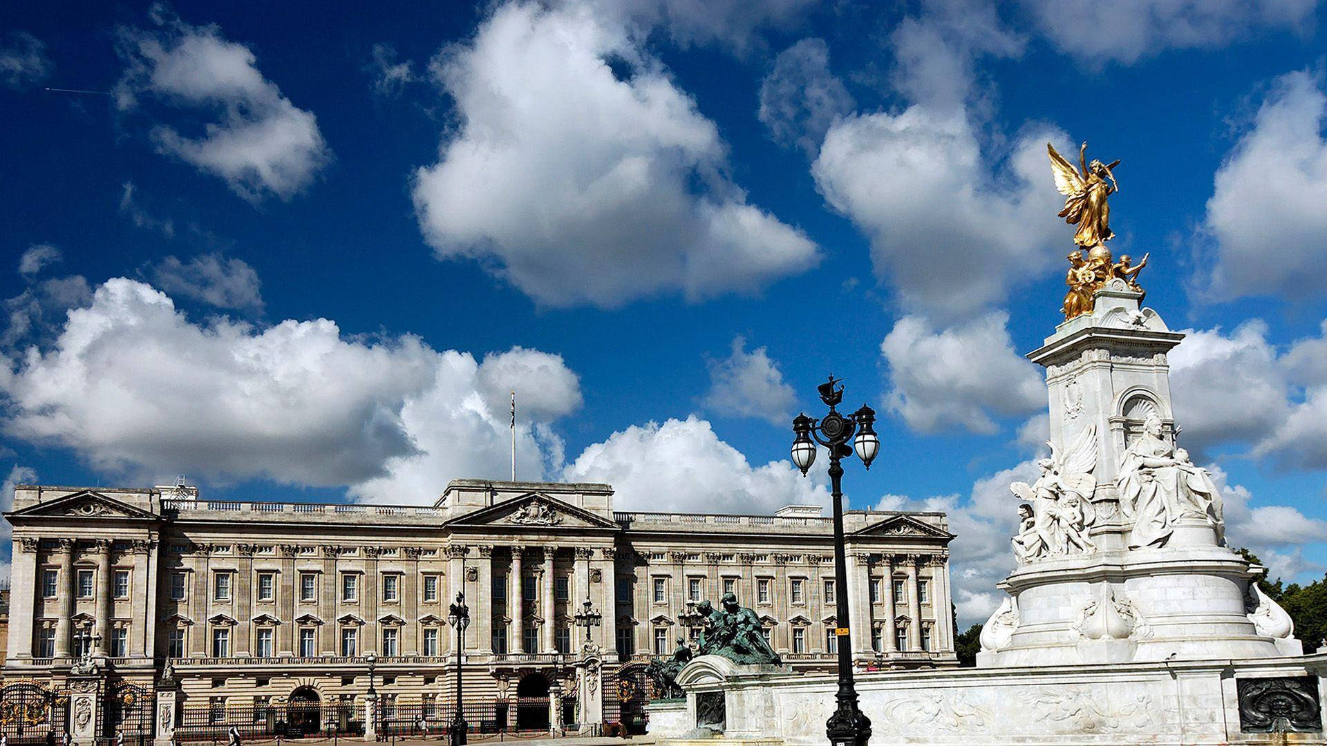 England 桌布 壁紙 — 白金漢宮在點綴著蓬鬆白雲的鮮豔藍天下雄偉地矗立。