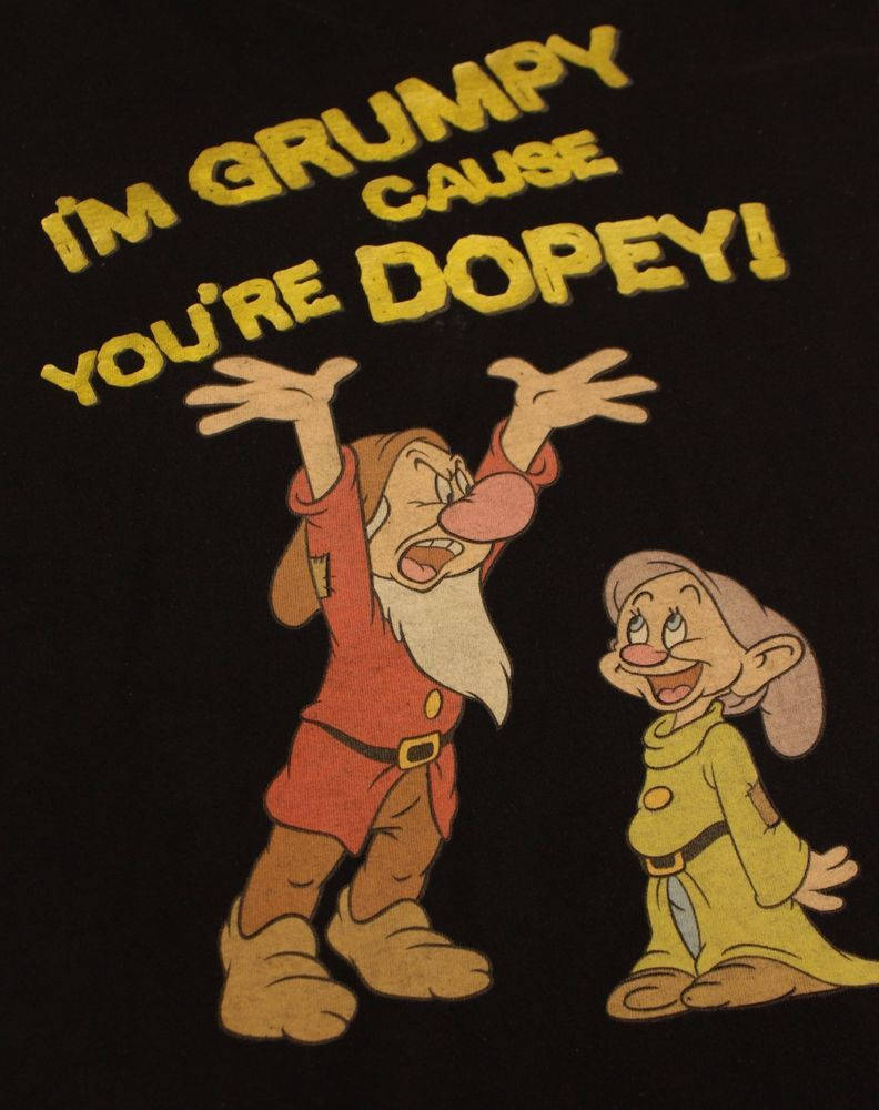 Grumpy 桌布 壁紙 — 白雪公主中的Grumpy和Dopey站在黑色背景前，粗體黃色文字寫著「我脾氣差因為你是Dopey！」