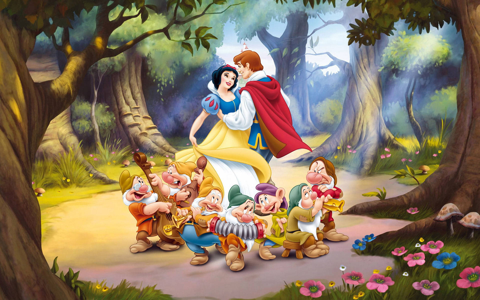 Seven Dwarfs 桌布 壁紙 — 白雪公主和白馬王子在陽光明媚的森林中親吻，七個小矮人在下面高興地觀看。