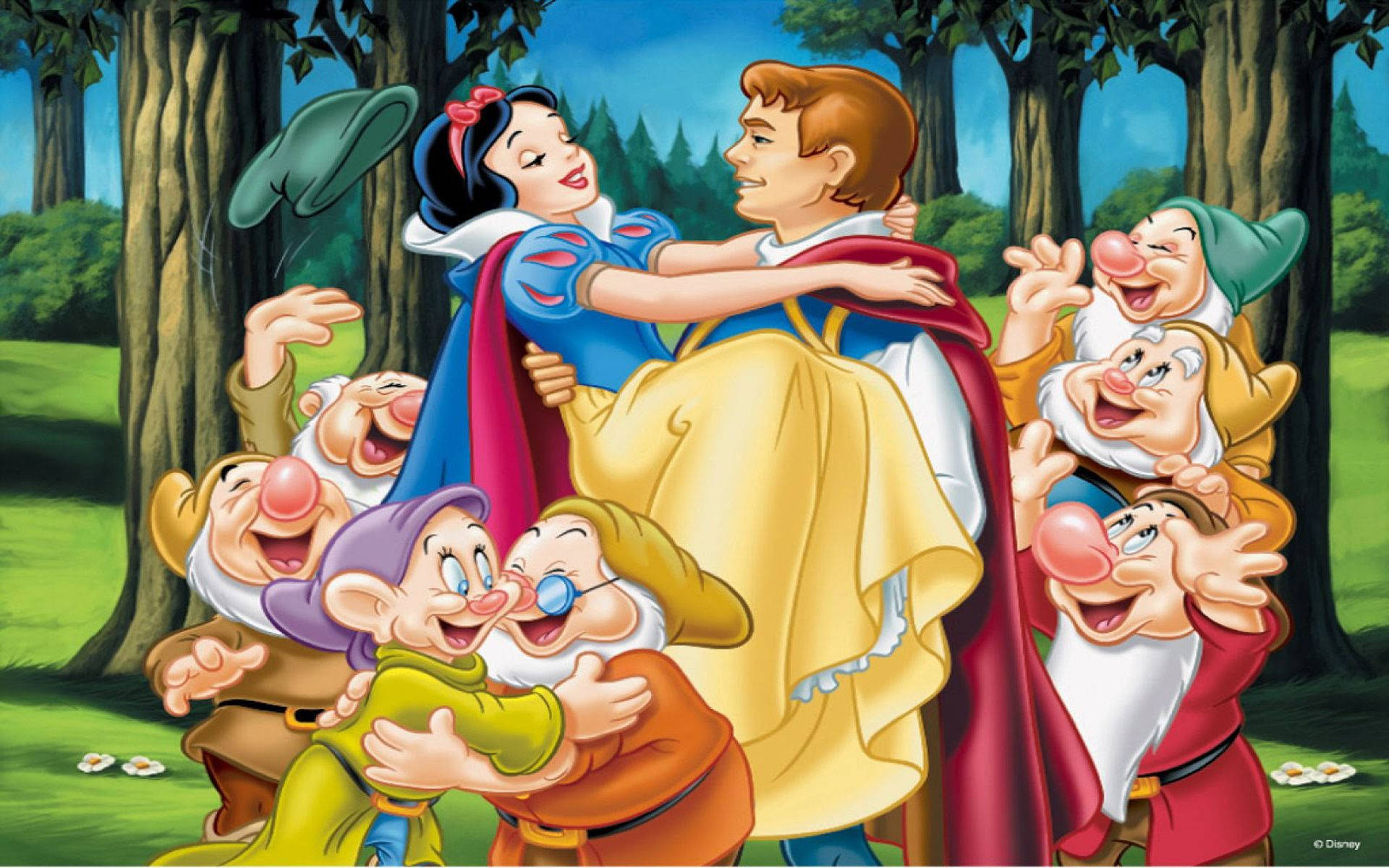 Seven Dwarfs 桌布 壁紙 — 白雪公主和白馬王子在陽光明媚的森林中快樂地擁抱，七個小矮人在他們周圍歡呼。