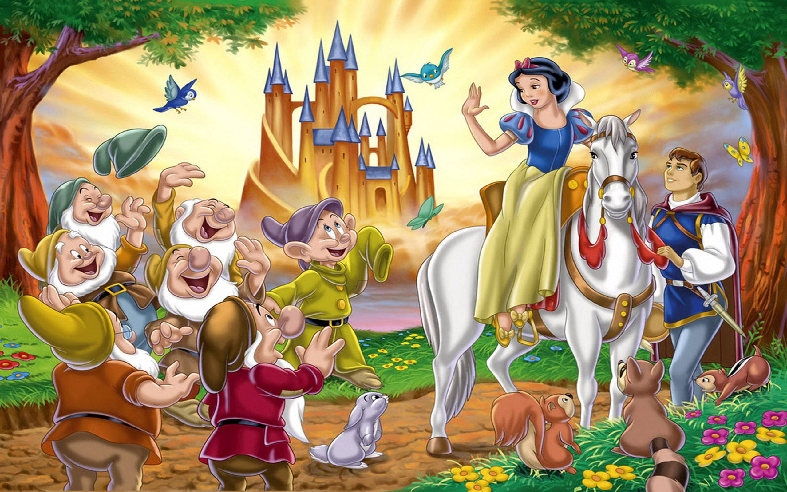Seven Dwarfs 桌布 壁紙 — 白雪公主和白馬王子騎著白馬，七個小矮人在城堡附近的陽光森林空地中歡樂地歡呼。