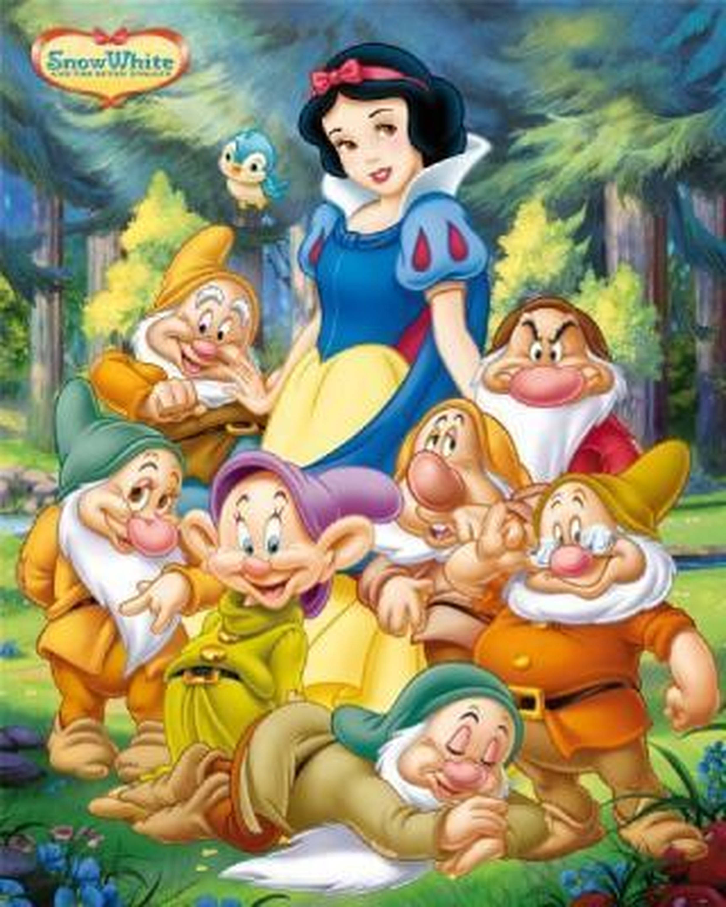 Seven Dwarfs 桌布 壁紙 — 白雪公主在森林中微笑站立，她的七個小矮人身穿色彩繽紛的服裝圍繞在她身邊。