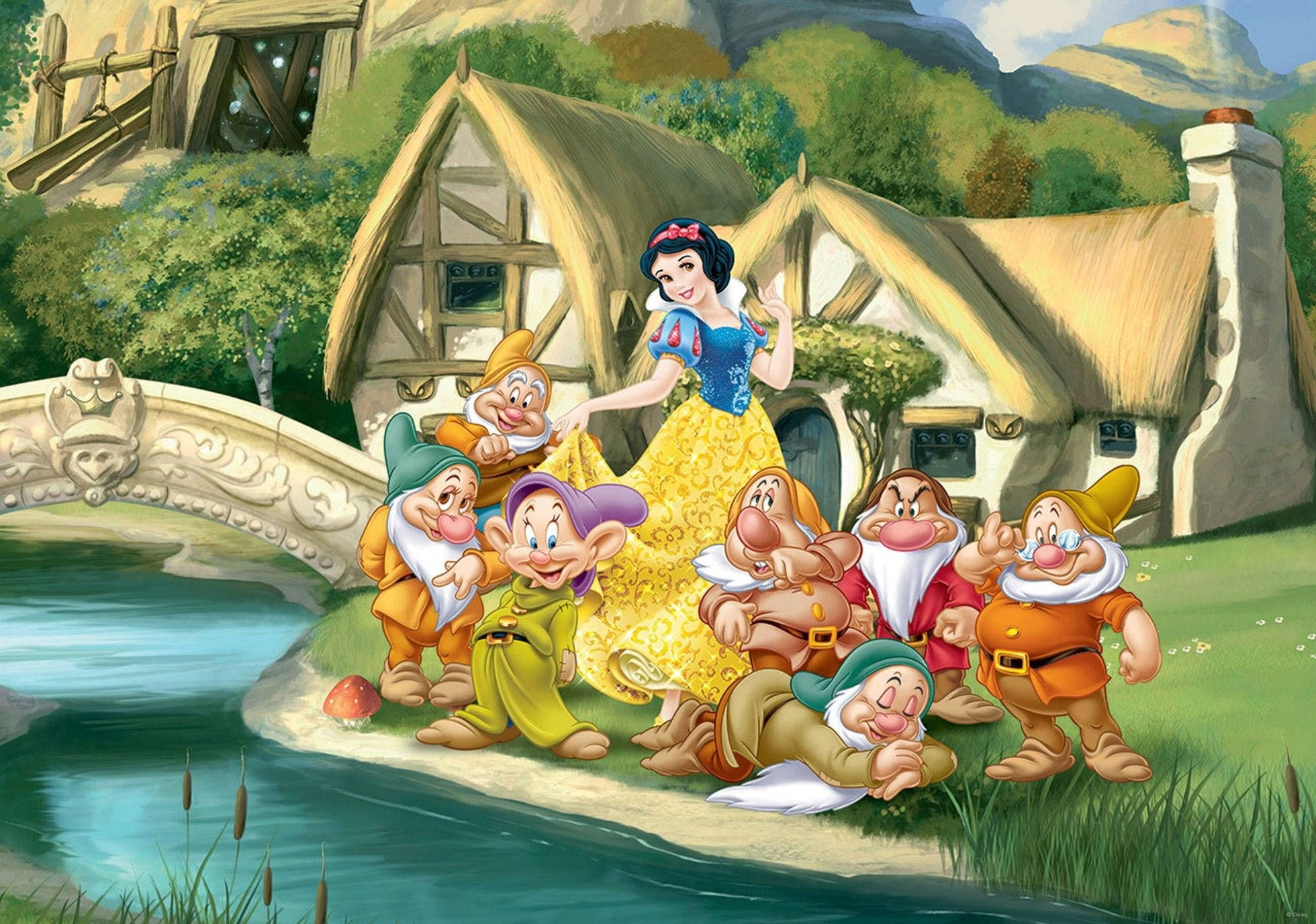 Seven Dwarfs 桌布 壁紙 — 白雪公主在石橋河流附近的小屋旁邊，與七個小矮人一起微笑站著。