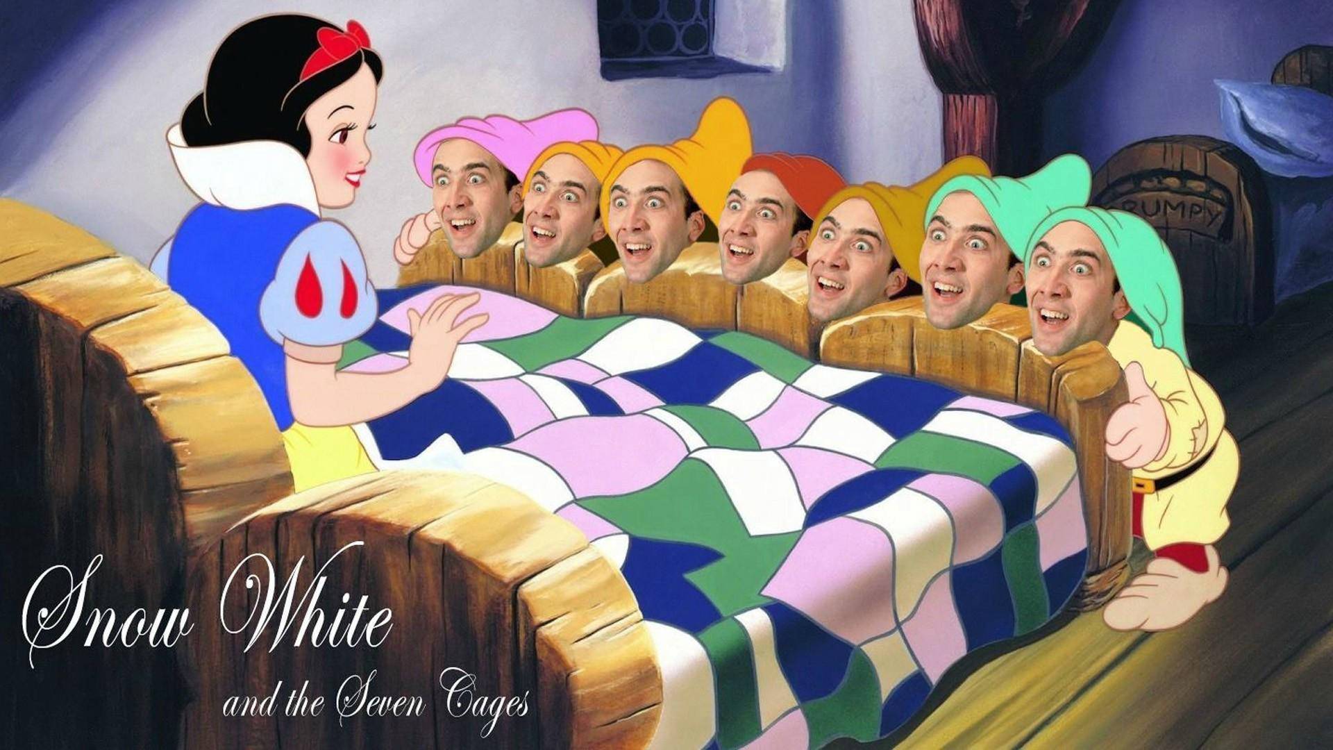 nicolas cage meme 桌布 壁紙 — 白雪公主在經典迪士尼動畫中，坐在一張木床上，旁邊有七個擁有真人面孔的小矮人，蓋著彩色被子。