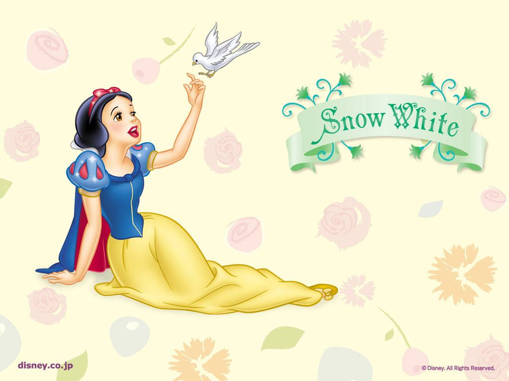 Seven Dwarfs 桌布 壁紙 — 白雪公主在經典迪士尼插畫中溫柔跪下，一隻白鴿降落在她伸出的手指上，四周是柔和的花卉圖案。
