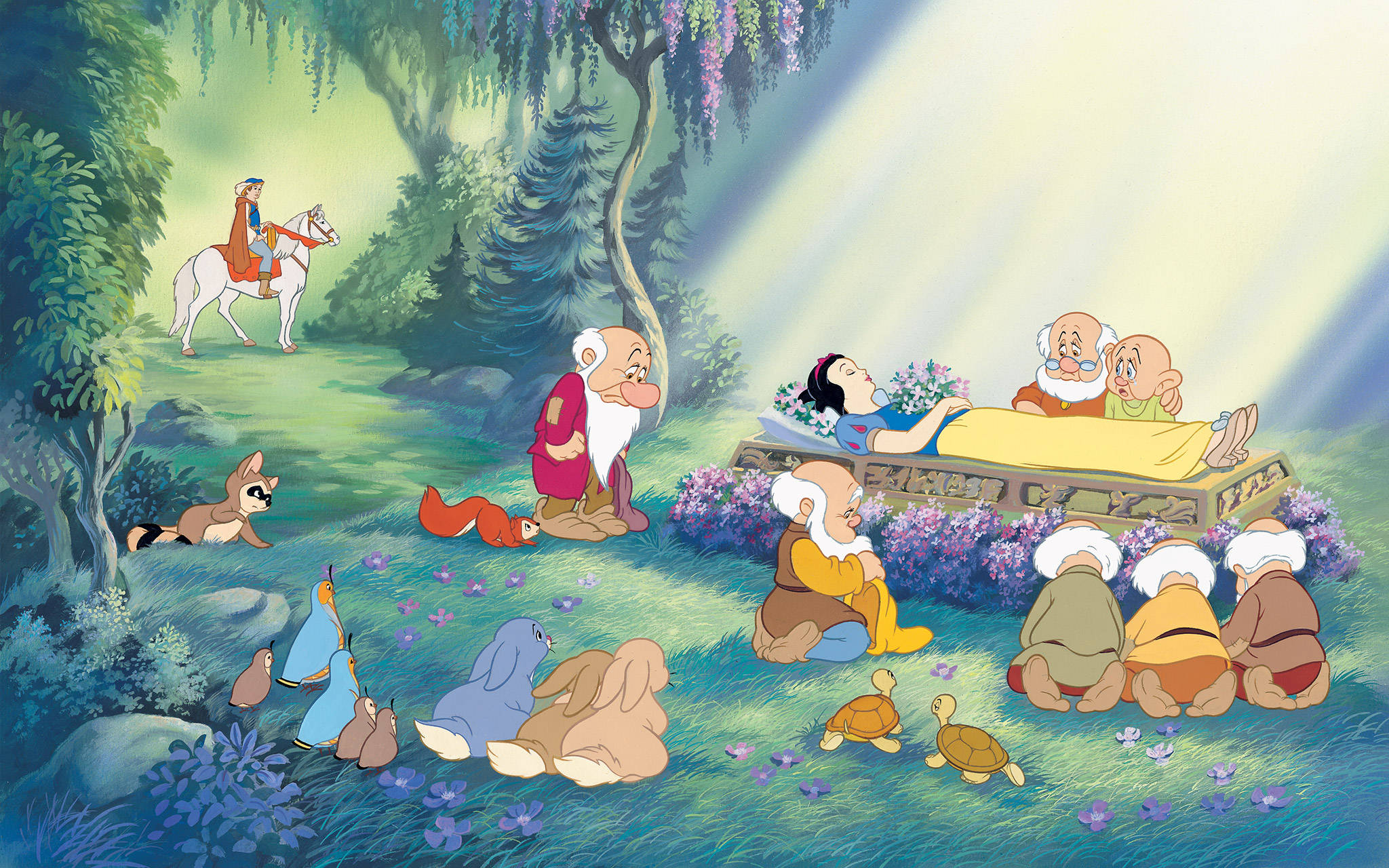 Princess 桌布 壁紙 — 白雪公主在茂密的森林中，被七個小矮人和森林動物包圍，在陽光下安詳地躺在石床上休息。