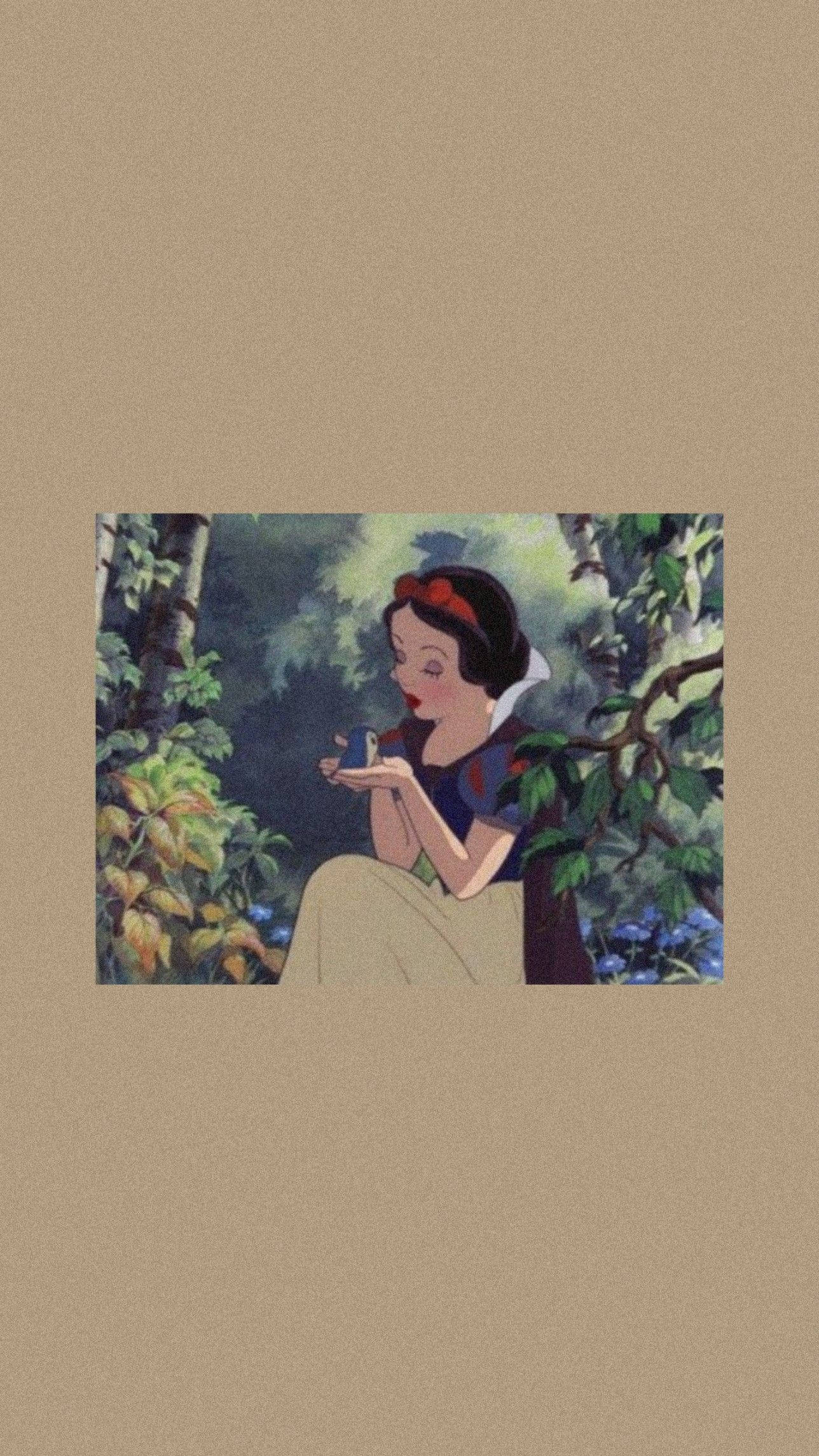 桌布 壁紙 — 白雪公主坐在森林中，手持一個藍色小瓶，頭髮上繫著紅色蝴蝶結。