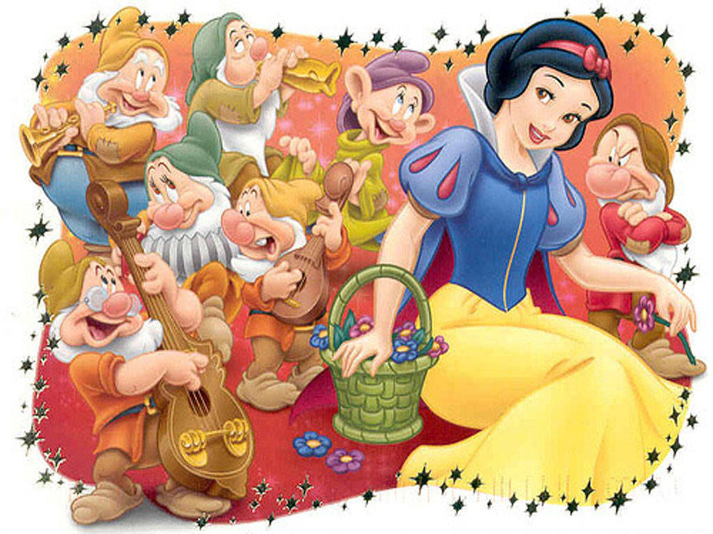 Snow White 桌布 壁紙 — 白雪公主微笑著拿著一個花籃，七個小矮人在她周圍演奏樂器，形成一個色彩繽紛的插圖場景。