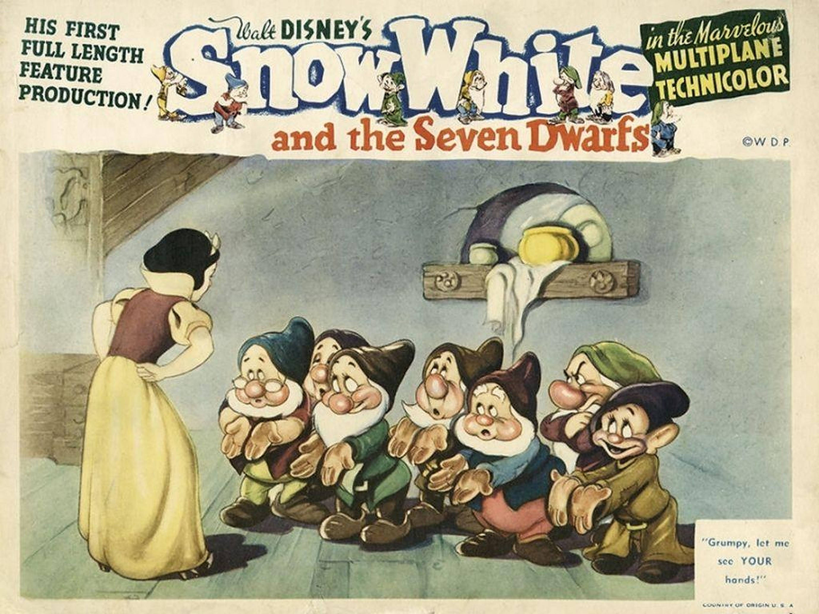 Seven Dwarfs 桌布 壁紙 — 白雪公主站在一個質樸的木房間裡，面對七個小矮人，他們擠在一起，表情驚訝。