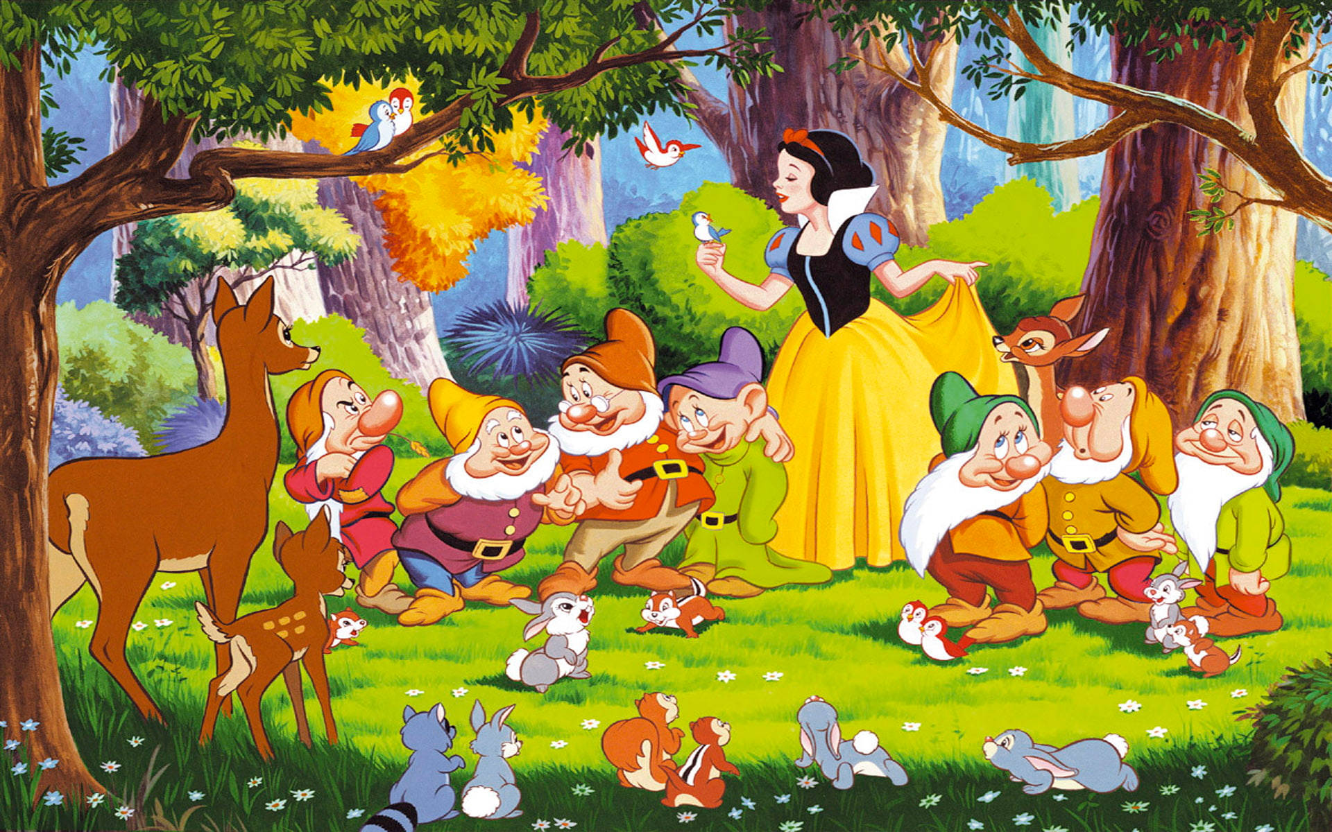 Seven Dwarfs 桌布 壁紙 — 白雪公主站在陽光明媚的森林空地中，被七個小矮人和森林動物包圍。