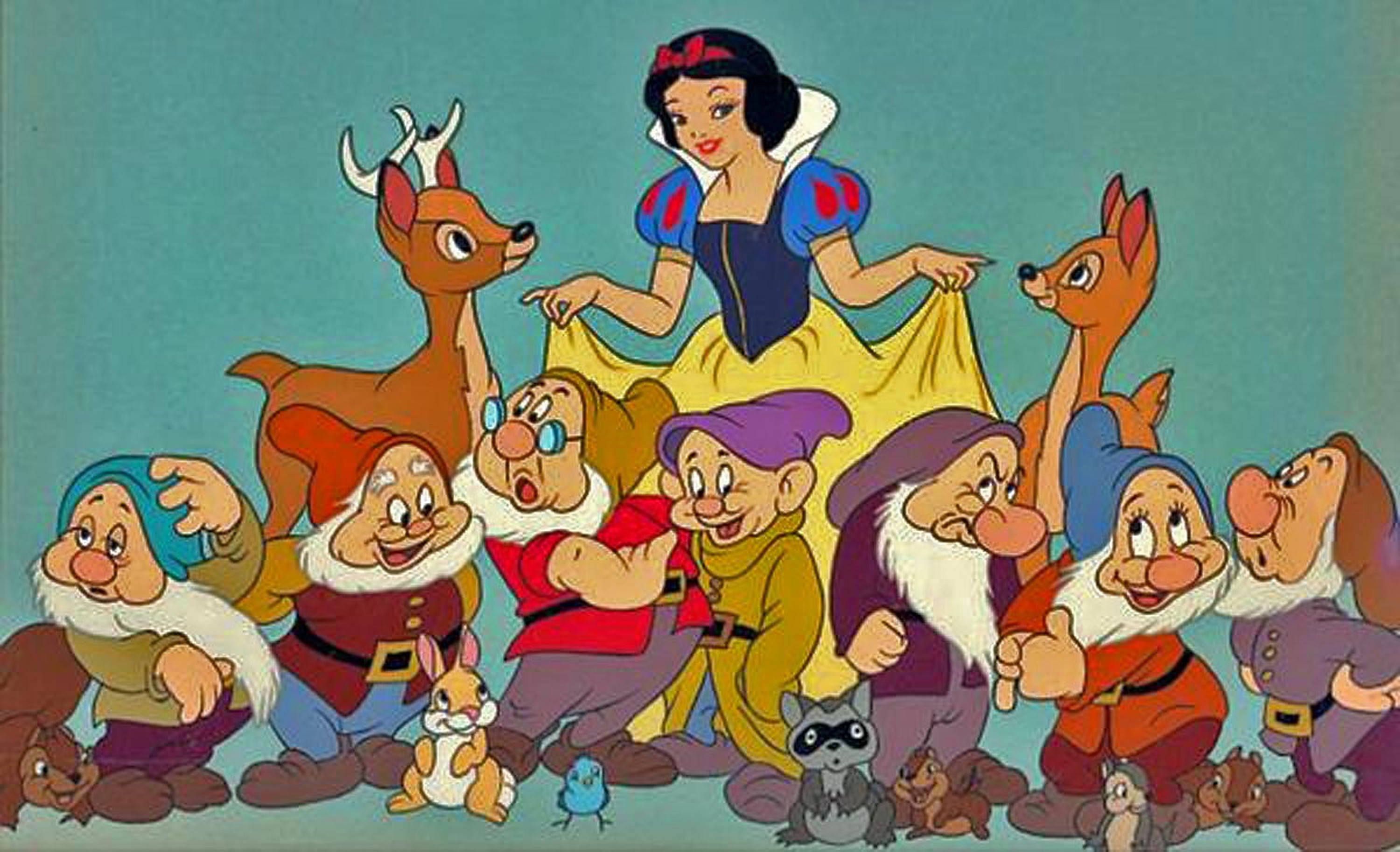 Seven Dwarfs 桌布 壁紙 — 白雪公主與七個小矮人和森林動物一起微笑，背景為青綠色。