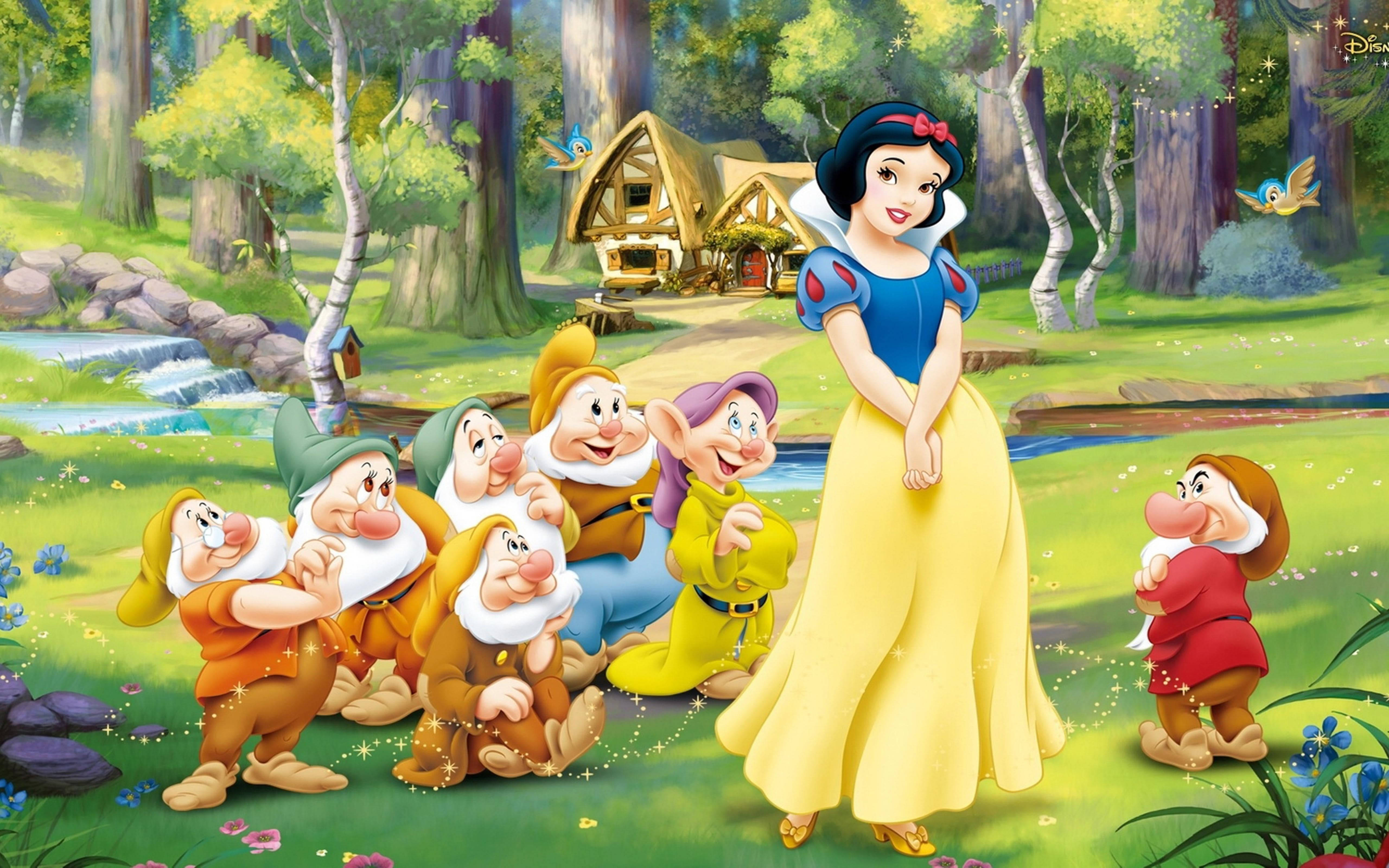 Princess 桌布 壁紙 — 白雪公主身穿藍色連衣裙，在陽光明媚的森林中，站在小溪和村舍旁，與七個小矮人一起微笑。