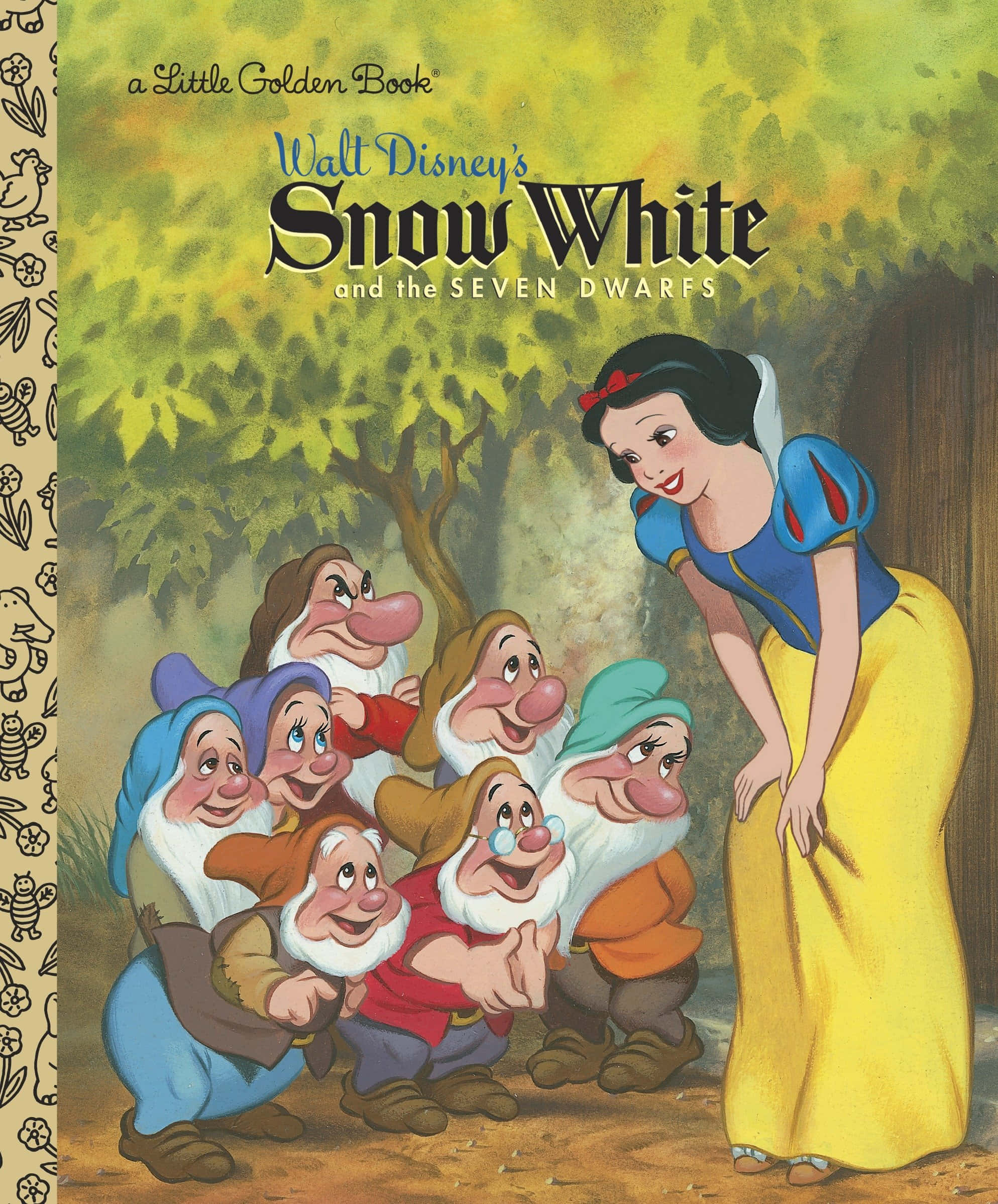 白雪公主 桌布 壁紙 — 白雪公主身穿藍黃色裙子，在陽光明媚的林間空地上，七個小矮人圍繞著她，她溫暖地微笑。