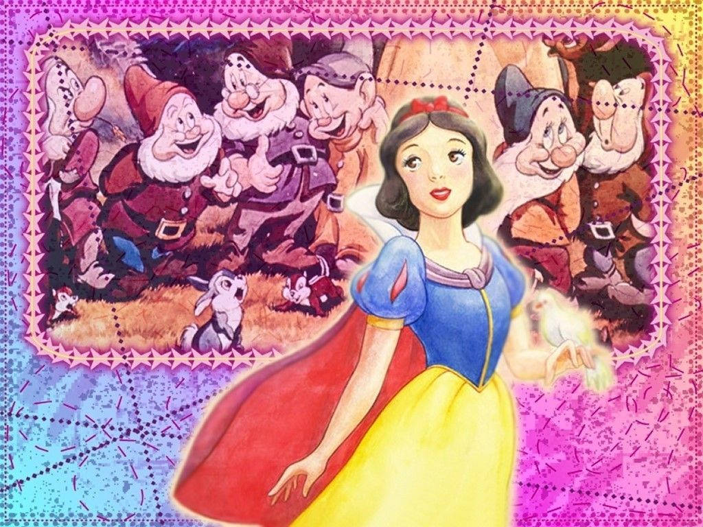 藝術 桌布 壁紙 — 白雪公主身穿藍黃色連衣裙和紅色斗篷，站在七個小矮人面前，在色彩繽紛的插圖框架中。