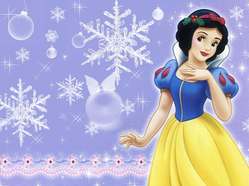 白雪公主 桌布 壁紙 — 白雪公主身穿藍黃色長裙，在飄落的雪花和閃爍的裝飾品中，對著閃爍的紫色背景溫柔微笑。