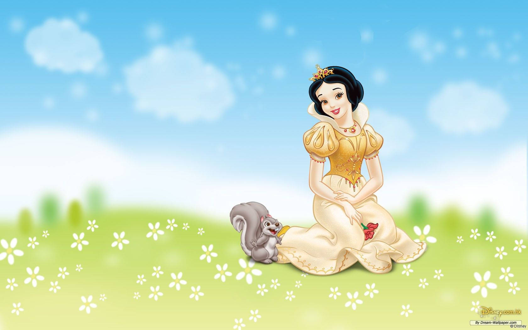 Cartoon 桌布 壁紙 — 白雪公主身穿金色連衣裙，優雅地坐在長滿白色花朵的草地上，一隻松鼠頑皮地靠近她。