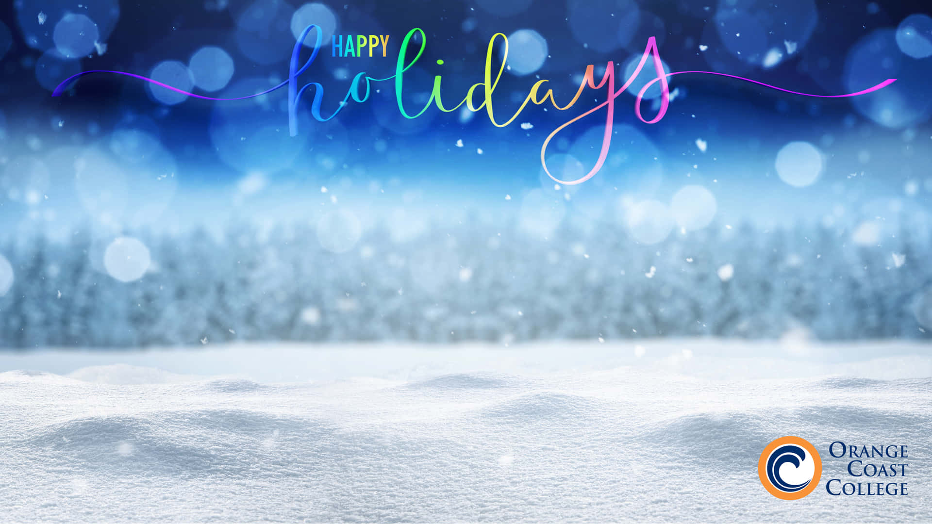 Snow Zoom 桌布 壁紙 — 白雪覆蓋地面，藍天下飄落雪花，並有色彩繽紛的「happy holidays」字樣。